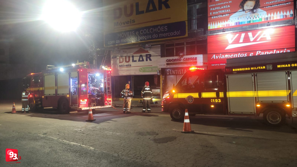 Bombeiros combatem fogo em prédio comercial no Centro de Lafaiete