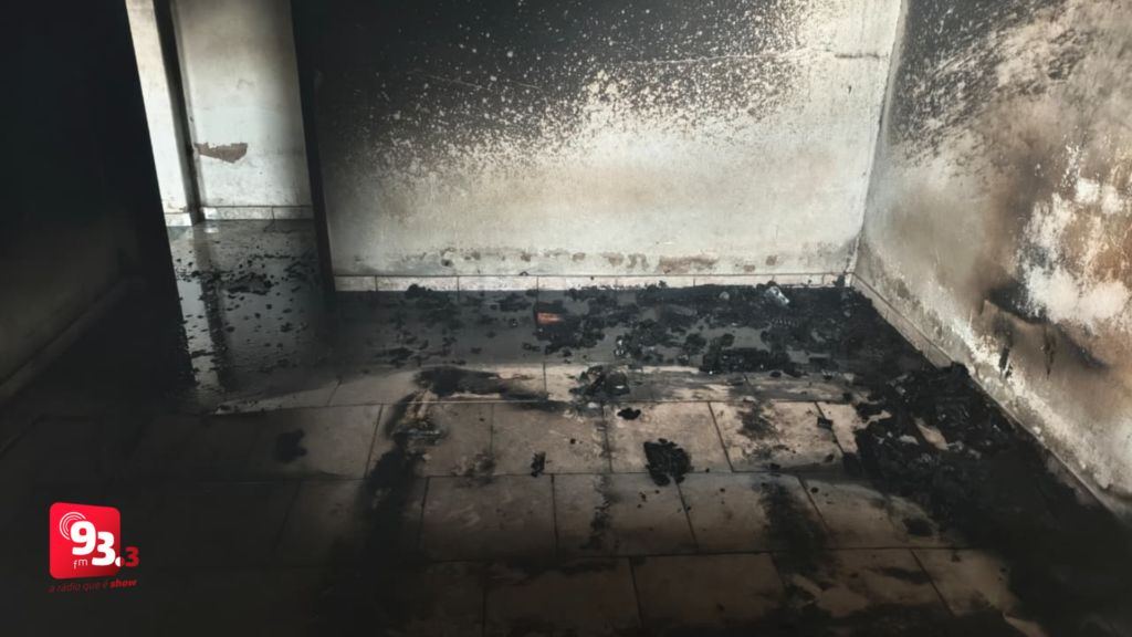 Corpo de Bombeiros combate incêndio em residência abandonada em Barbacena