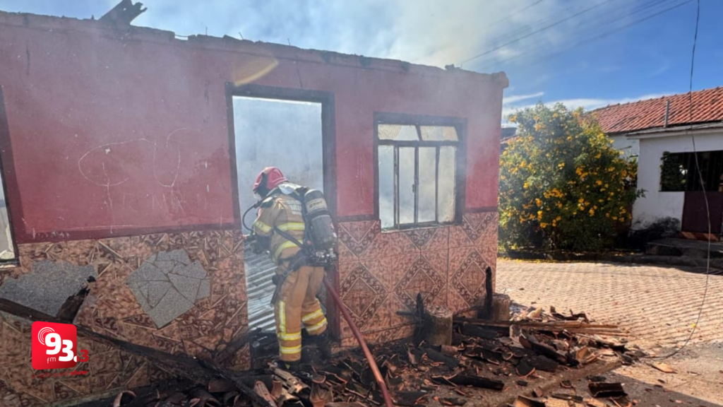 Bombeiros combatem provável incêndio criminoso em Lagoa Dourada