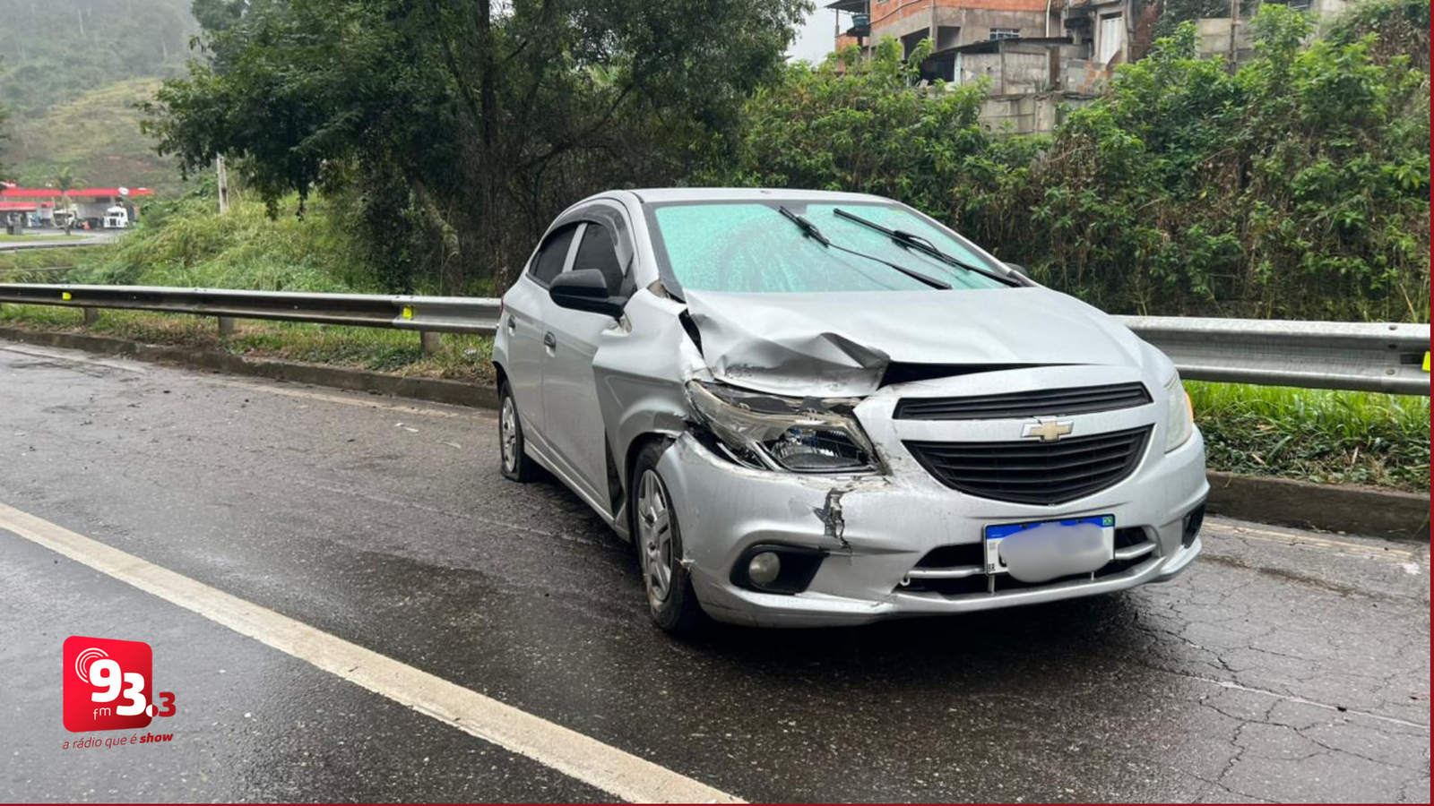 Leia mais sobre o artigo Motorista perde o controle em pista molhada e bate contra defensa metálica na BR-040 em Santos Dumont