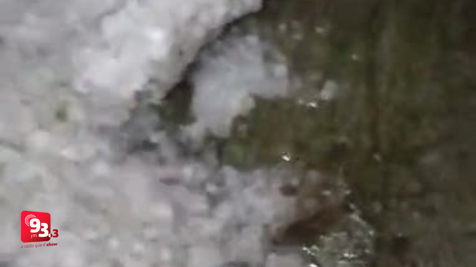 Leia mais sobre o artigo Chuva de granizo surpreende moradores e deixa ruas cobertas de gelo em Barbacena