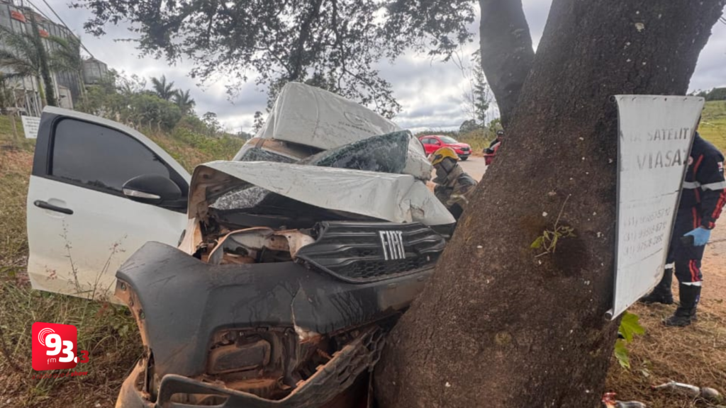 Acidente na MGC 383 deixa uma pessoa ferida em Madre de Deus de Minas