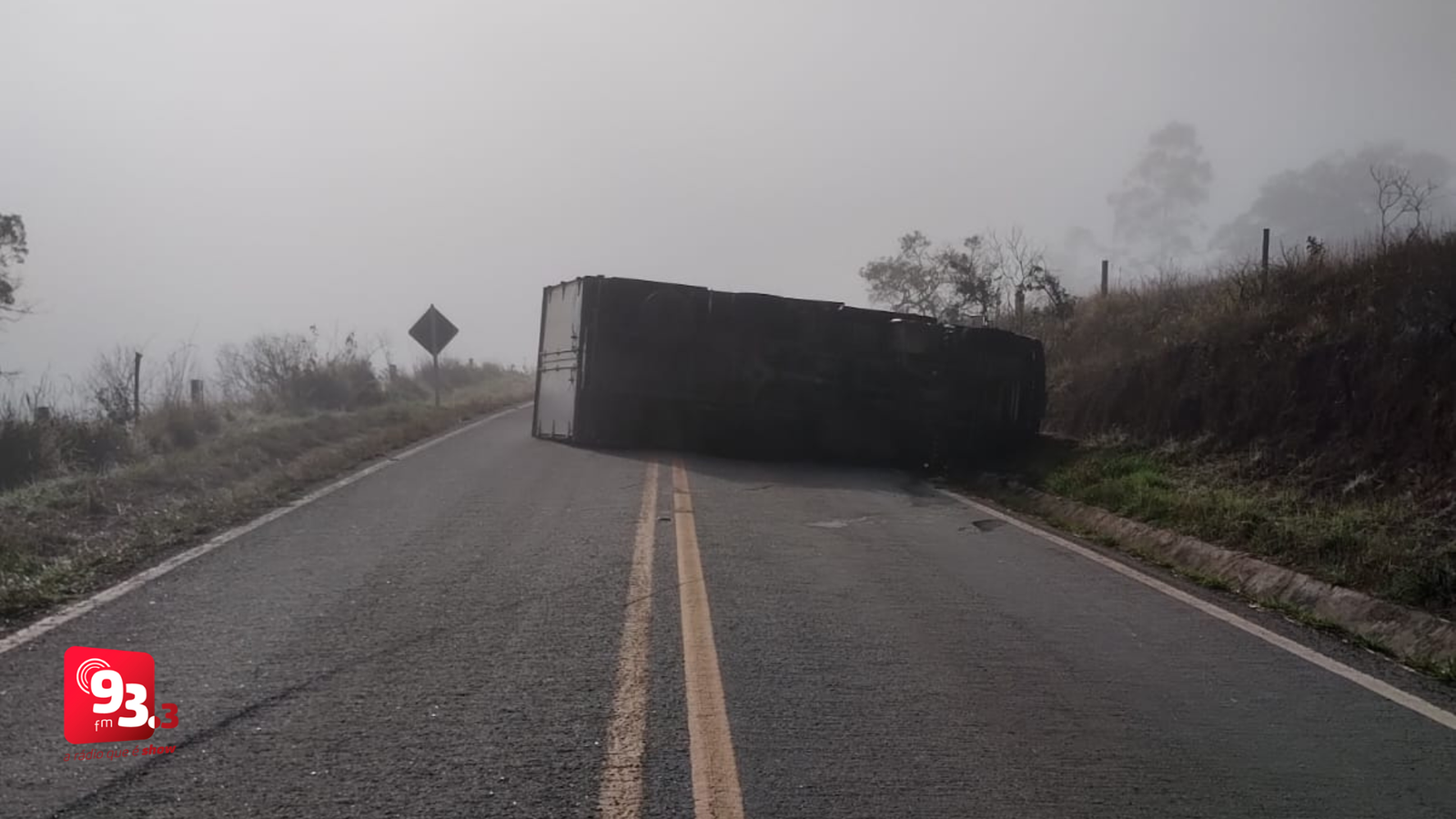 Leia mais sobre o artigo Caminhão tomba na MG-338, em Ibertioga, e motorista fica ferido