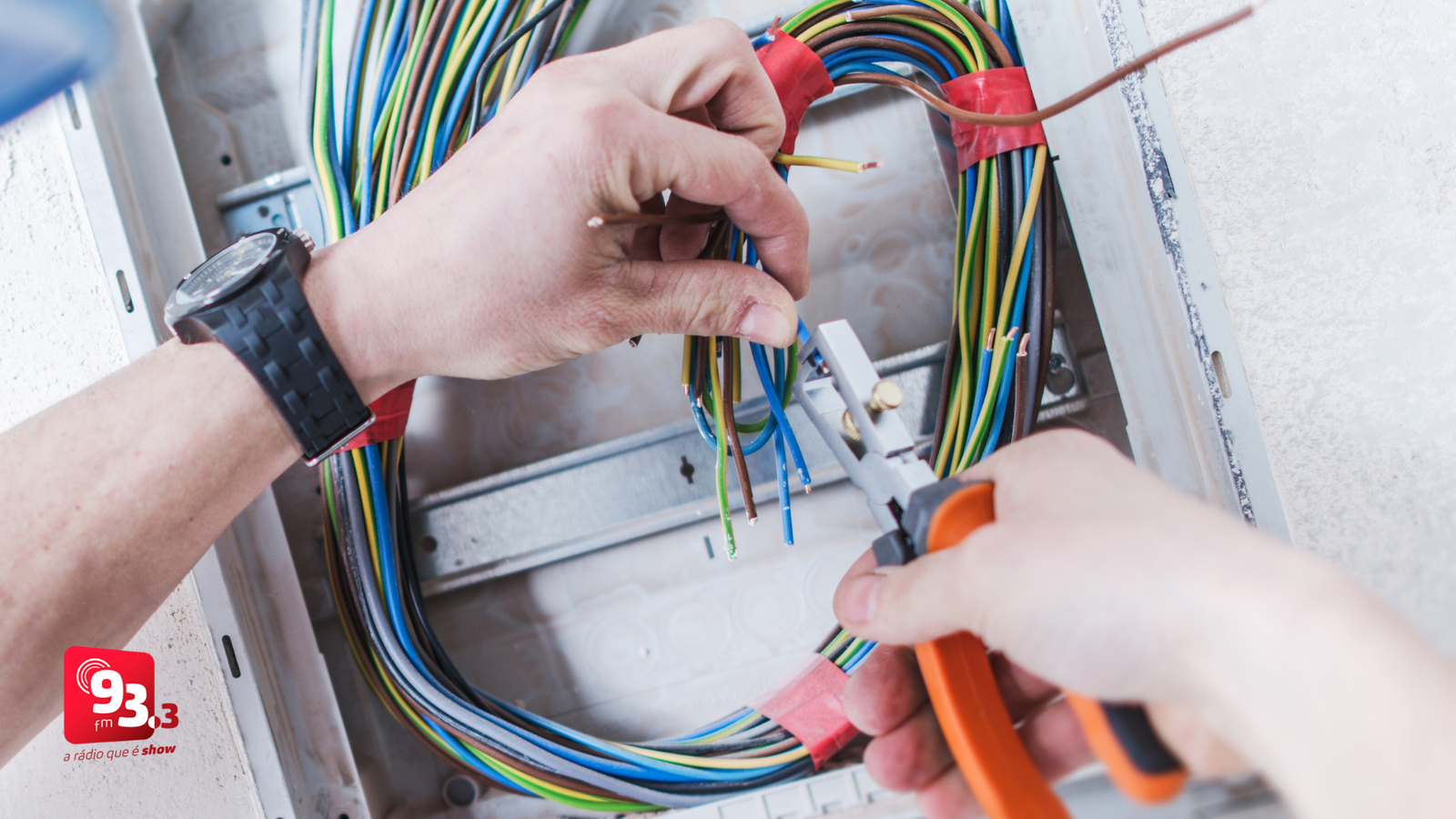 Leia mais sobre o artigo Brasil registra 703 acidentes com a rede elétrica em 2025; construção civil lidera ocorrências