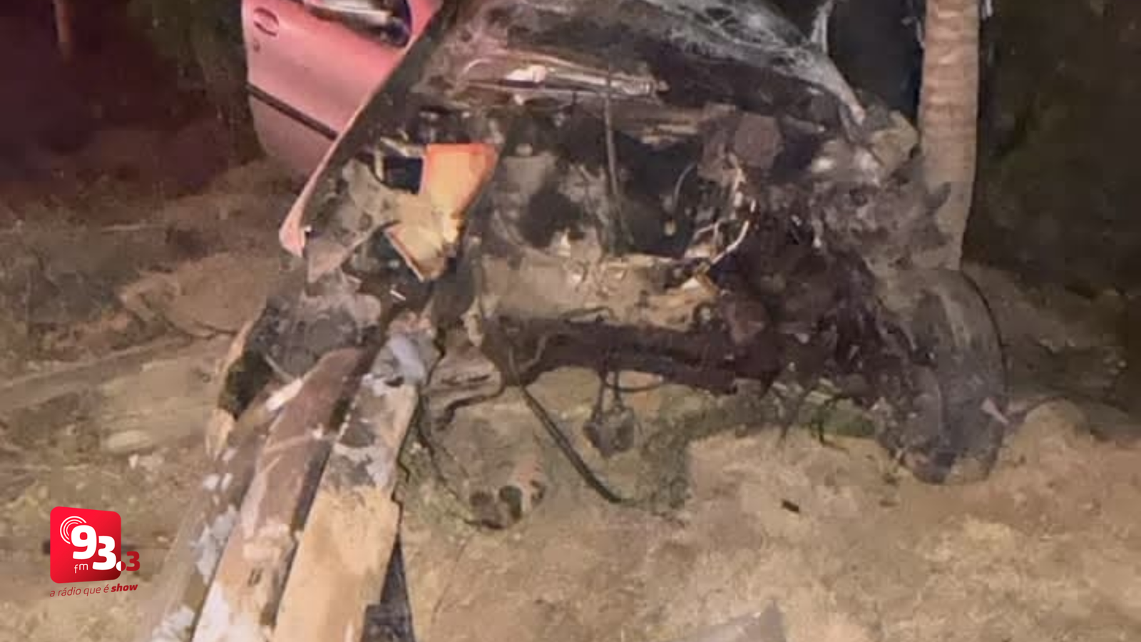 Leia mais sobre o artigo Colisão frontal entre carro e ônibus deixa um morto e dois feridos graves na MG-275, em Carandaí