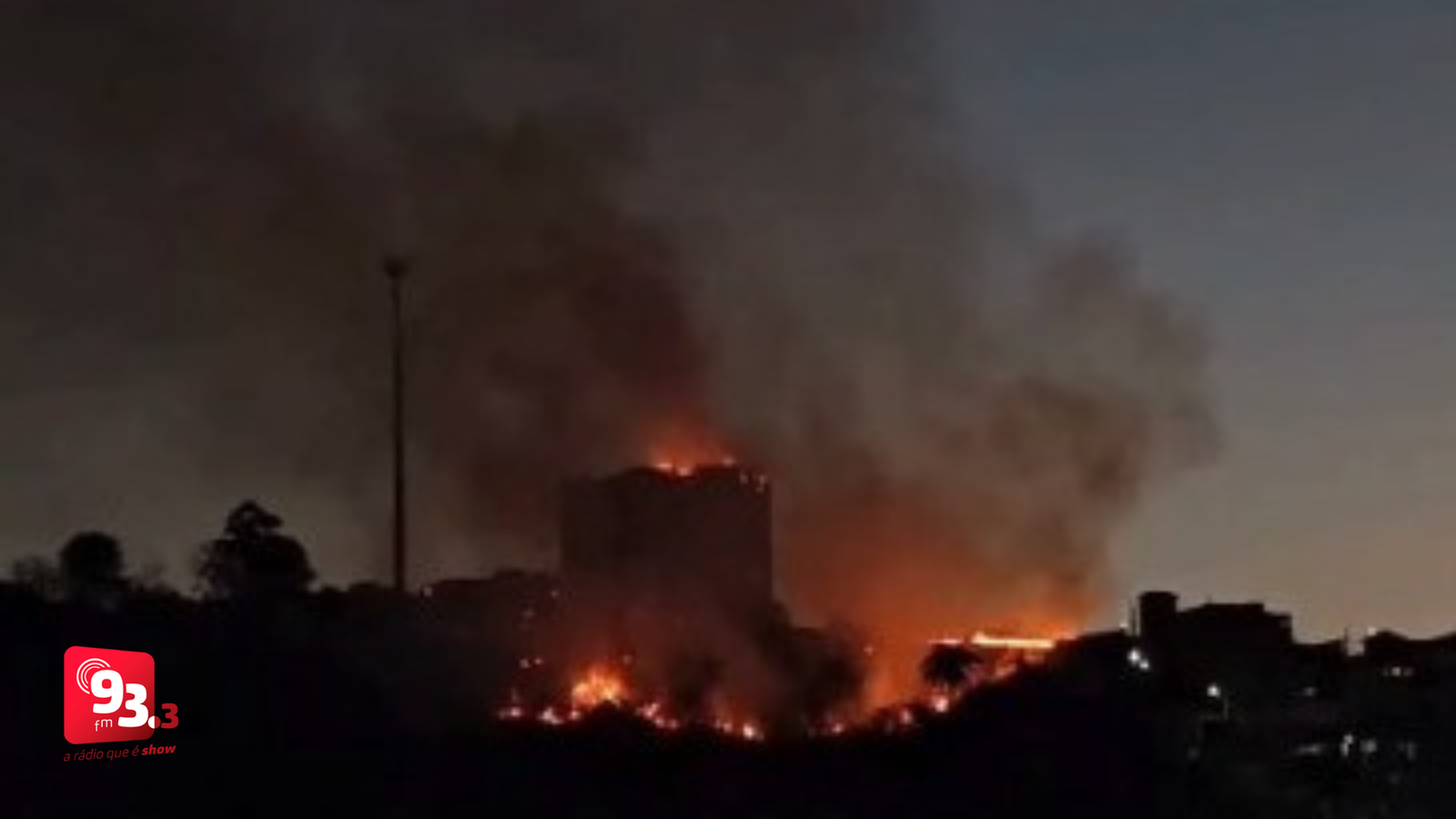 Leia mais sobre o artigo Incêndio atinge prédio abandonado em São João del-Rei; bombeiros suspeitam de ação criminosa