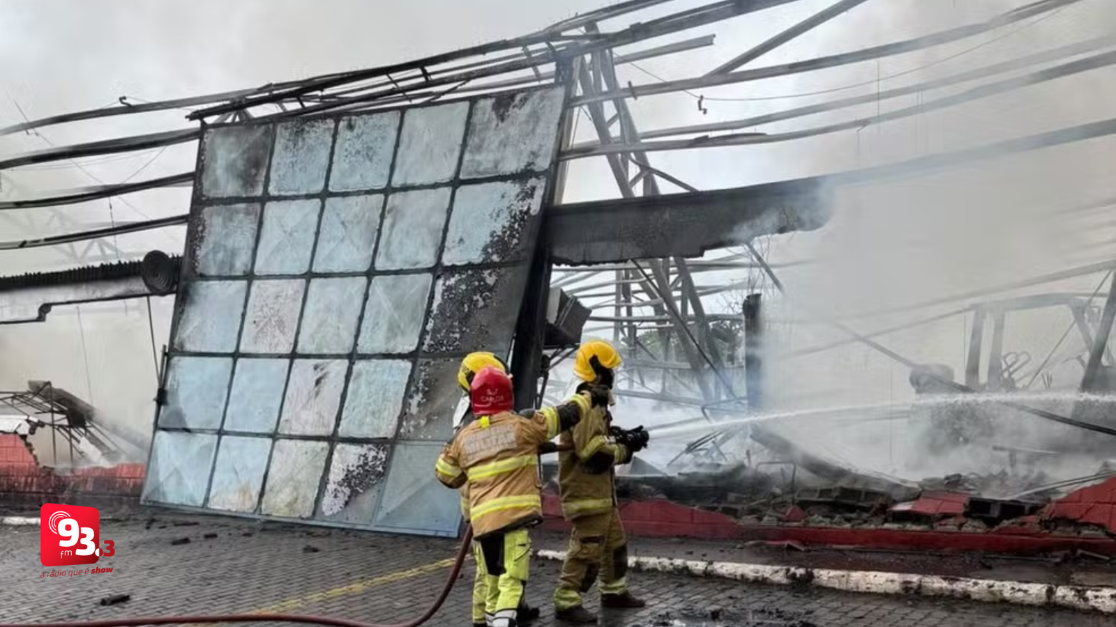 Leia mais sobre o artigo Galpão pega fogo em Juiz de Fora